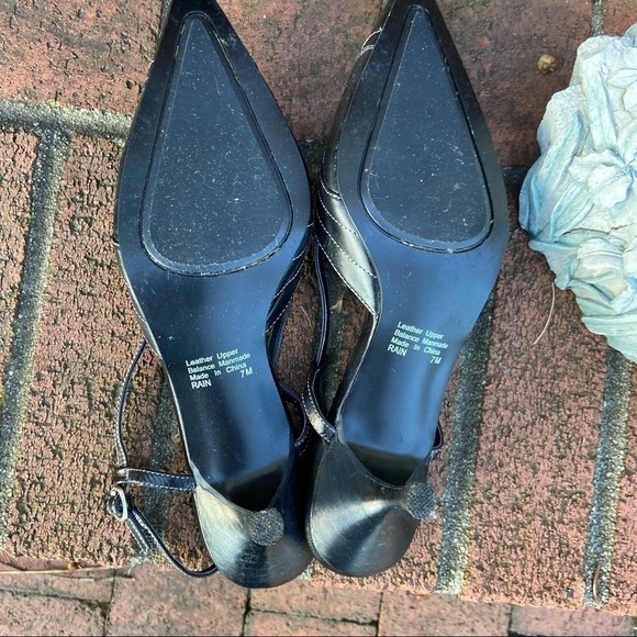 𝅺ALFANI leather shoes. Perfectly appointed black mid-heel clean and like new. - Picture 7 of 7